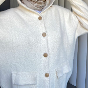 Angora Cozy Kapüşonlu Hırka, yumuşacık angora kumaşı, şık düğmeleri ve rahat kesimiyle her stile uyum sağlar. Soğuk günlerde sıcacık şıklık!