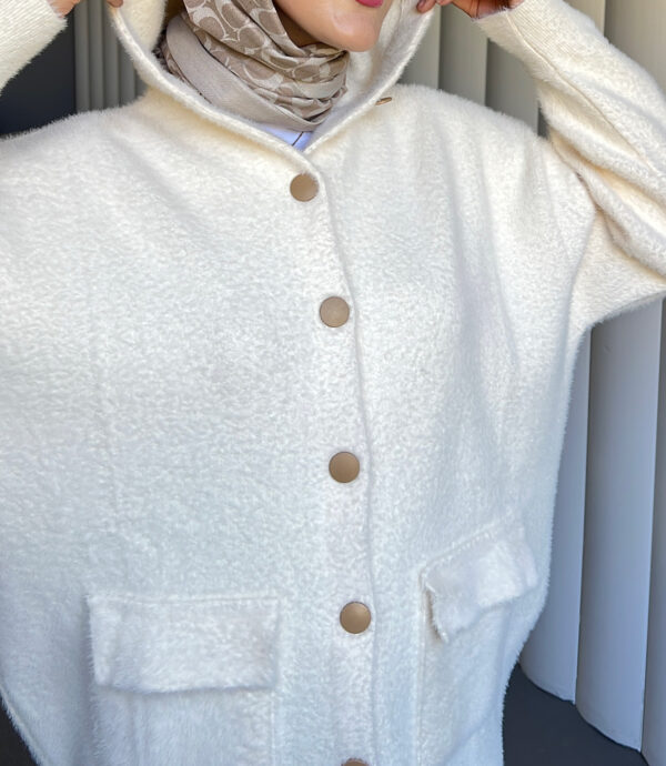 Angora Cozy Kapüşonlu Hırka, yumuşacık angora kumaşı, şık düğmeleri ve rahat kesimiyle her stile uyum sağlar. Soğuk günlerde sıcacık şıklık!