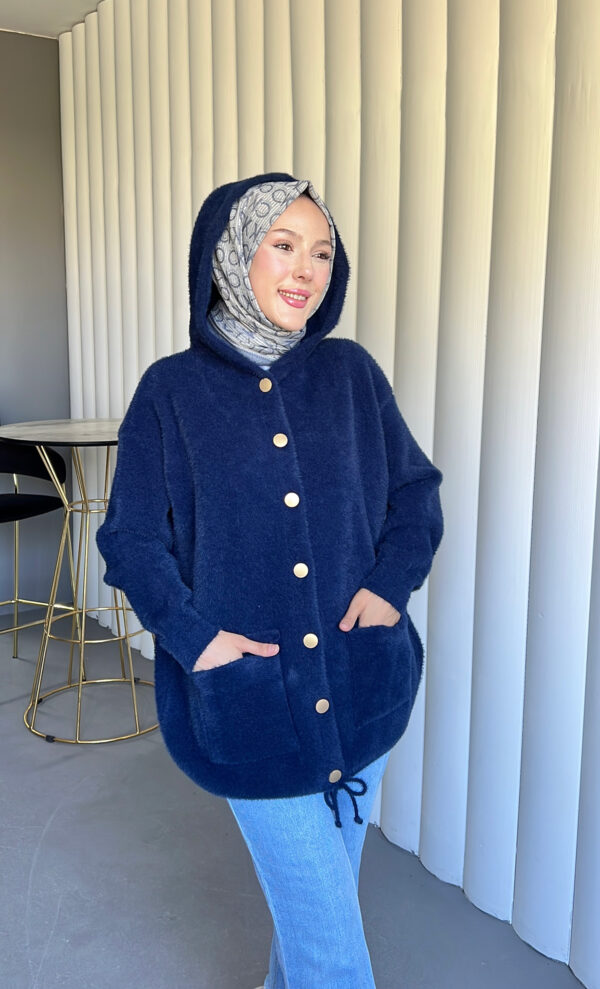 Angora Cozy Kapüşonlu Hırka, yumuşacık angora kumaşı, şık düğmeleri ve rahat kesimiyle her stile uyum sağlar. Soğuk günlerde sıcacık şıklık!