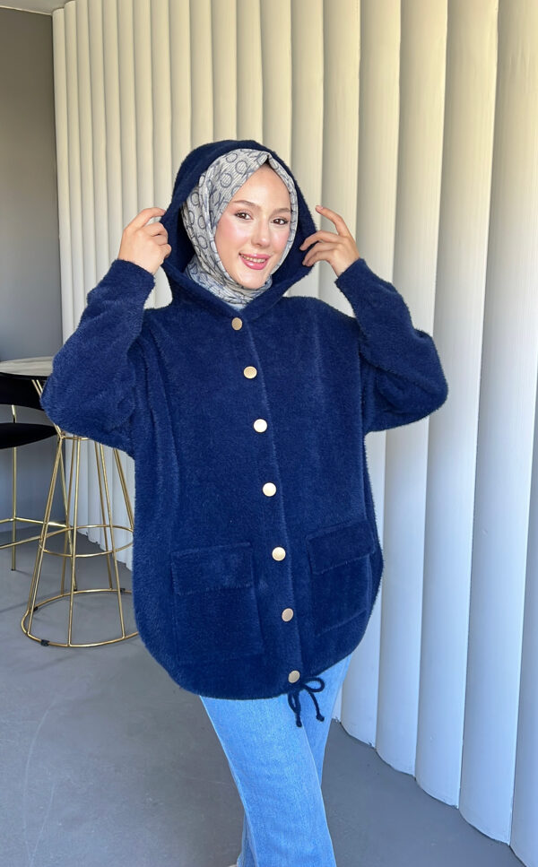 Angora Cozy Kapüşonlu Hırka, yumuşacık angora kumaşı, şık düğmeleri ve rahat kesimiyle her stile uyum sağlar. Soğuk günlerde sıcacık şıklık!