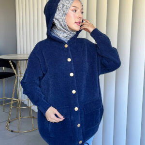Angora Cozy Kapüşonlu Hırka, yumuşacık angora kumaşı, şık düğmeleri ve rahat kesimiyle her stile uyum sağlar. Soğuk günlerde sıcacık şıklık!
