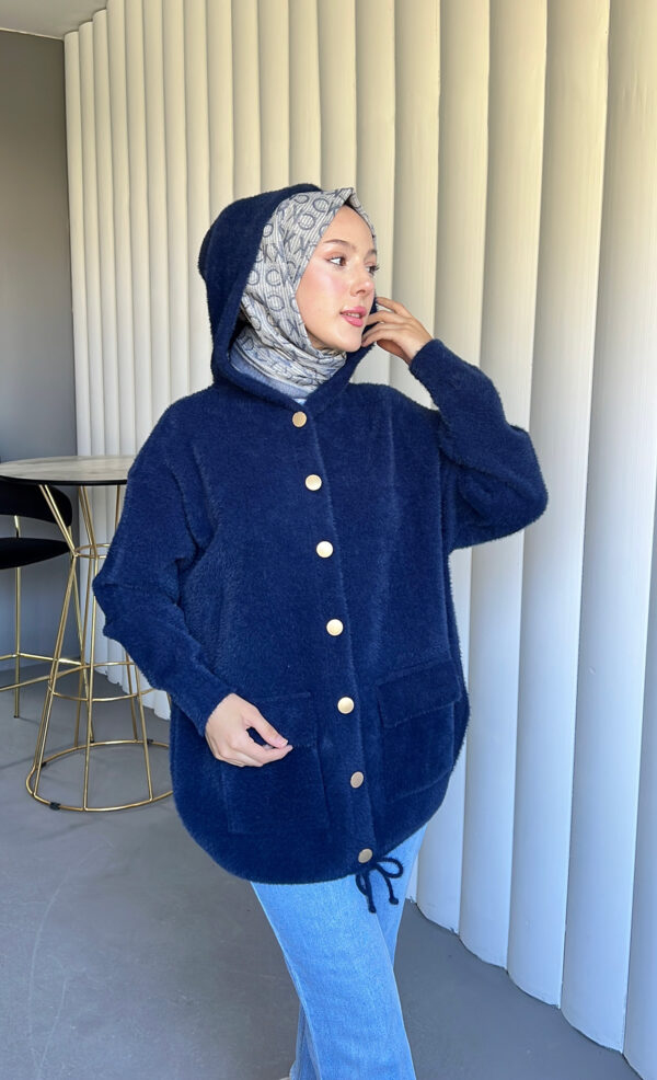 Angora Cozy Kapüşonlu Hırka, yumuşacık angora kumaşı, şık düğmeleri ve rahat kesimiyle her stile uyum sağlar. Soğuk günlerde sıcacık şıklık!
