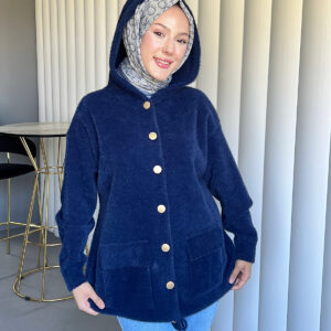 Angora Cozy Kapüşonlu Hırka, yumuşacık angora kumaşı, şık düğmeleri ve rahat kesimiyle her stile uyum sağlar. Soğuk günlerde sıcacık şıklık!