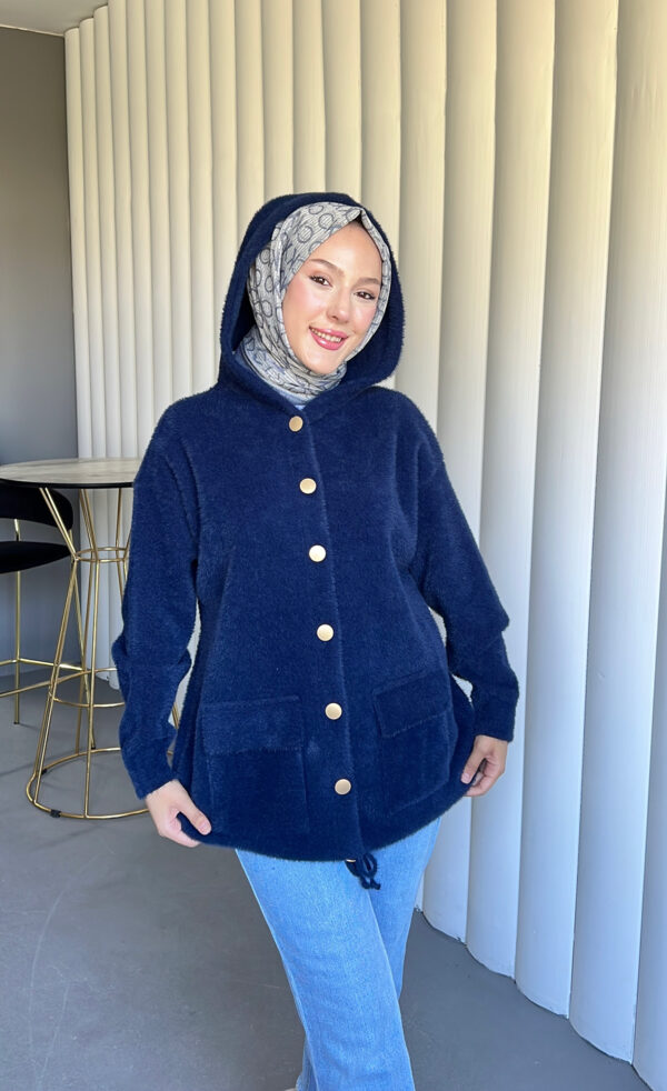Angora Cozy Kapüşonlu Hırka, yumuşacık angora kumaşı, şık düğmeleri ve rahat kesimiyle her stile uyum sağlar. Soğuk günlerde sıcacık şıklık!