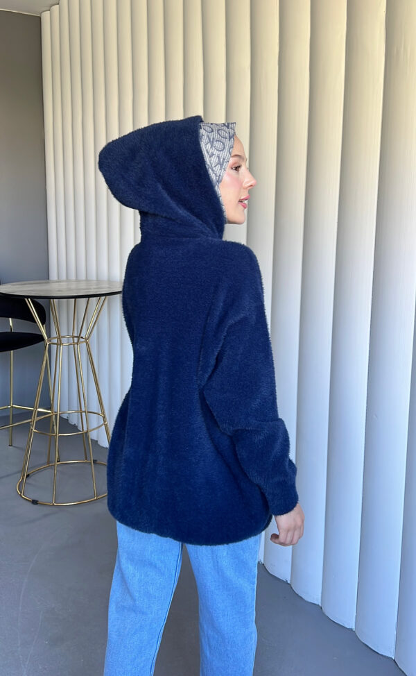 Angora Cozy Kapüşonlu Hırka, yumuşacık angora kumaşı, şık düğmeleri ve rahat kesimiyle her stile uyum sağlar. Soğuk günlerde sıcacık şıklık!