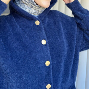 Angora Cozy Kapüşonlu Hırka, yumuşacık angora kumaşı, şık düğmeleri ve rahat kesimiyle her stile uyum sağlar. Soğuk günlerde sıcacık şıklık!