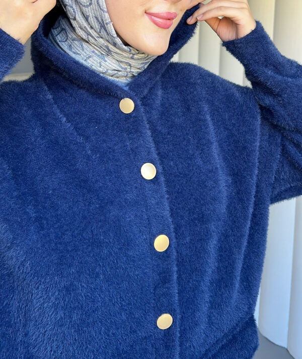 Angora Cozy Kapüşonlu Hırka, yumuşacık angora kumaşı, şık düğmeleri ve rahat kesimiyle her stile uyum sağlar. Soğuk günlerde sıcacık şıklık!