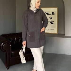 Kapüşonlu Angora Uzun Hırka Tunik, yumuşacık angora kumaşıyla sıcak tutar, şık tasarımıyla tarzınızı tamamlar. Standart beden uyumlu, günlük ve tesettür kombinleri için ideal.