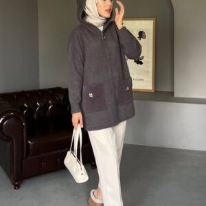 Kapüşonlu Angora Uzun Hırka Tunik, yumuşacık angora kumaşıyla sıcak tutar, şık tasarımıyla tarzınızı tamamlar. Standart beden uyumlu, günlük ve tesettür kombinleri için ideal.