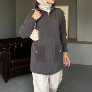 Kapüşonlu Angora Uzun Hırka Tunik, yumuşacık angora kumaşıyla sıcak tutar, şık tasarımıyla tarzınızı tamamlar. Standart beden uyumlu, günlük ve tesettür kombinleri için ideal.