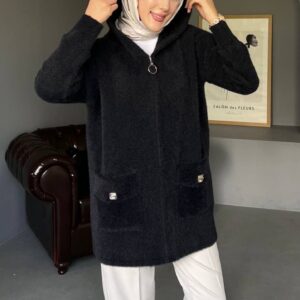 Kapüşonlu Angora Uzun Hırka Tunik, yumuşacık angora kumaşıyla sıcak tutar, şık tasarımıyla tarzınızı tamamlar. Standart beden uyumlu, günlük ve tesettür kombinleri için ideal.