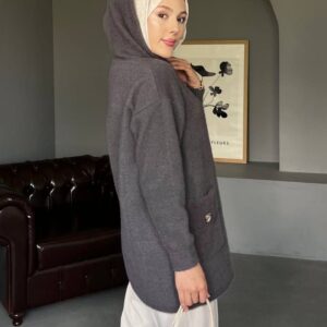 Kapüşonlu Angora Uzun Hırka Tunik, yumuşacık angora kumaşıyla sıcak tutar, şık tasarımıyla tarzınızı tamamlar. Standart beden uyumlu, günlük ve tesettür kombinleri için ideal.