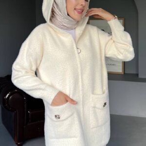 Kapüşonlu Angora Uzun Hırka Tunik, yumuşacık angora kumaşıyla sıcak tutar, şık tasarımıyla tarzınızı tamamlar. Standart beden uyumlu, günlük ve tesettür kombinleri için ideal.