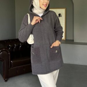 Kapüşonlu Angora Uzun Hırka Tunik, yumuşacık angora kumaşıyla sıcak tutar, şık tasarımıyla tarzınızı tamamlar. Standart beden uyumlu, günlük ve tesettür kombinleri için ideal.