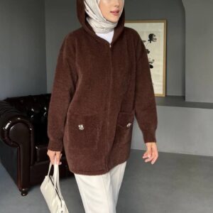 Kapüşonlu Angora Uzun Hırka Tunik, yumuşacık angora kumaşıyla sıcak tutar, şık tasarımıyla tarzınızı tamamlar. Standart beden uyumlu, günlük ve tesettür kombinleri için ideal.