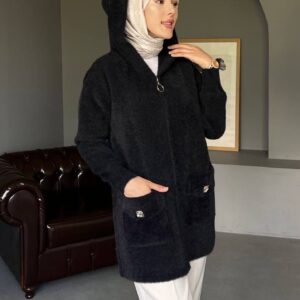 Kapüşonlu Angora Uzun Hırka Tunik, yumuşacık angora kumaşıyla sıcak tutar, şık tasarımıyla tarzınızı tamamlar. Standart beden uyumlu, günlük ve tesettür kombinleri için ideal.