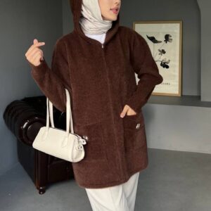 Kapüşonlu Angora Uzun Hırka Tunik, yumuşacık angora kumaşıyla sıcak tutar, şık tasarımıyla tarzınızı tamamlar. Standart beden uyumlu, günlük ve tesettür kombinleri için ideal.