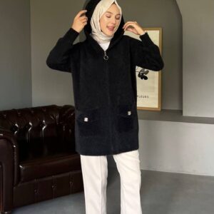 Kapüşonlu Angora Uzun Hırka Tunik, yumuşacık angora kumaşıyla sıcak tutar, şık tasarımıyla tarzınızı tamamlar. Standart beden uyumlu, günlük ve tesettür kombinleri için ideal.