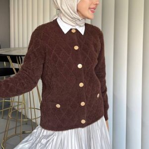 Angora sakallı kumaşı ve inci işlemeli zarif tasarımıyla şıklık ve sıcaklığı bir araya getiren kadın hırka. Kışlık Hırka Mont En Uygun Fiyat Hepdolu.com'da!