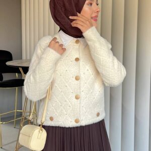 Angora sakallı kumaşı ve inci işlemeli zarif tasarımıyla şıklık ve sıcaklığı bir araya getiren kadın hırka. Kışlık Hırka Mont En Uygun Fiyat Hepdolu.com'da!