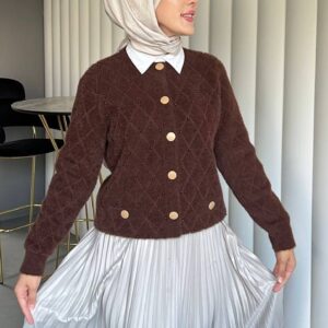 Angora sakallı kumaşı ve inci işlemeli zarif tasarımıyla şıklık ve sıcaklığı bir araya getiren kadın hırka. Kışlık Hırka Mont En Uygun Fiyat Hepdolu.com'da!