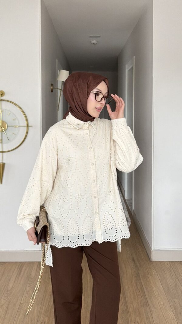 fisto brode oversized tunikler Hepdolu'da! Beyaz ve bej renkleri, salaş ve şık kesimiyle yazın vazgeçilmezi olun. En uygun fiyatla hemen keşfedin!