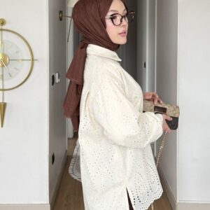 fisto brode oversized tunikler Hepdolu'da! Beyaz ve bej renkleri, salaş ve şık kesimiyle yazın vazgeçilmezi olun. En uygun fiyatla hemen keşfedin!