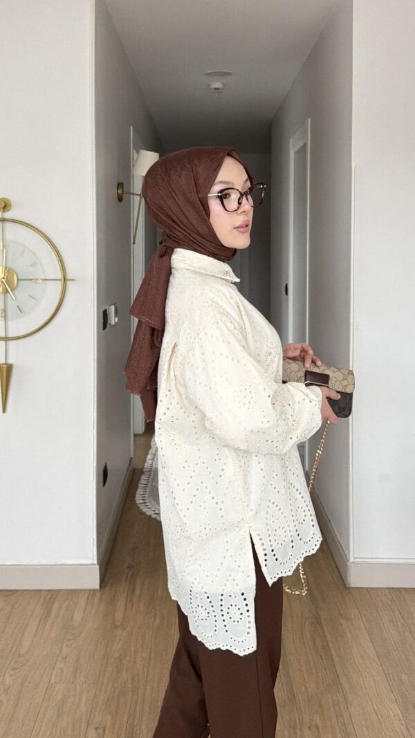 fisto brode oversized tunikler Hepdolu'da! Beyaz ve bej renkleri, salaş ve şık kesimiyle yazın vazgeçilmezi olun. En uygun fiyatla hemen keşfedin!