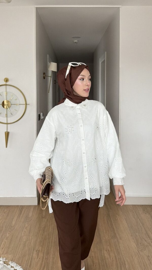 fisto brode oversized tunikler Hepdolu'da! Beyaz ve bej renkleri, salaş ve şık kesimiyle yazın vazgeçilmezi olun. En uygun fiyatla hemen keşfedin!