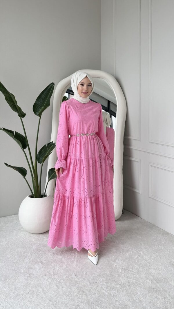 Zarif hakim yaka ve fisto brode detaylı kat kat elbiseler Hepdolu'da! Pamuklu dokusu ve şık tasarımıyla yazın en asil tarzını yakalayın. Hemen keşfet ve satın al!