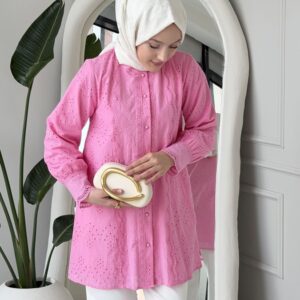 Aradığınız puantiyeli fisto brode elbise Hepdolu'da! Pamuklu dokusu, zarif nakışları ve katlı kesimiyle yazın en şık kadını siz olun. Hemen keşfet ve satın al!