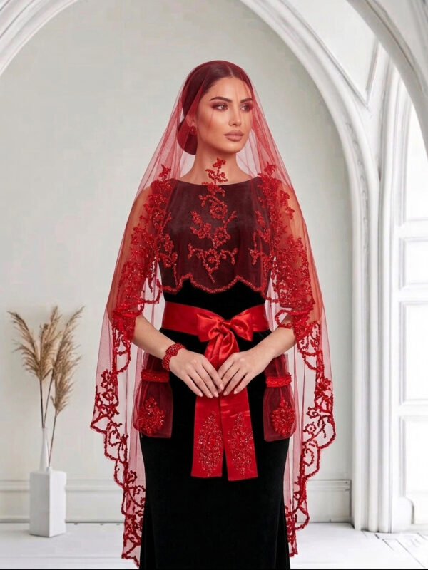 Görkemli dal işlemeli kırmızı kına duvağı ve keseli kuşak seti ile kına gecenizde sultanlara layık görünün. Premium kristal boncuklu, el işçiliği kına seti.