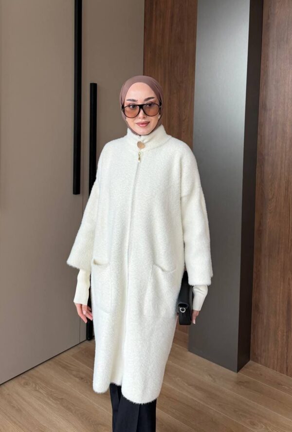 angora sakal uzun fermuarlı hırka; dik yaka, cepli ve standart beden. Ekru, bordo, siyah, kahve renk seçenekleri. Hemen inceleyin.