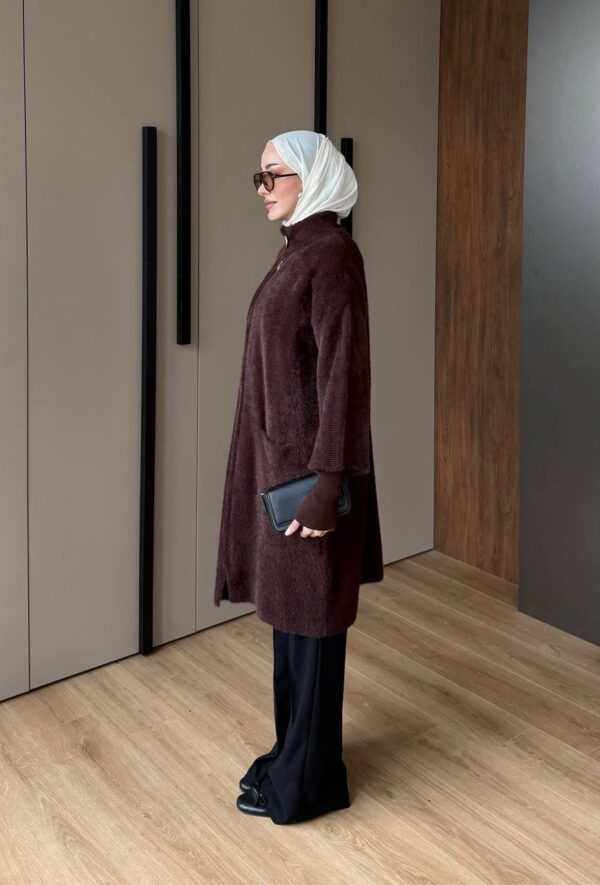 angora sakal uzun fermuarlı hırka; dik yaka, cepli ve standart beden. Ekru, bordo, siyah, kahve renk seçenekleri. Hemen inceleyin.