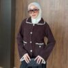 angora sakal düğmeli hırka; yakalı, cepli ve kontrast şerit detaylı. Standart beden, ekru-bordo-siyah-kahve renk seçenekleri.