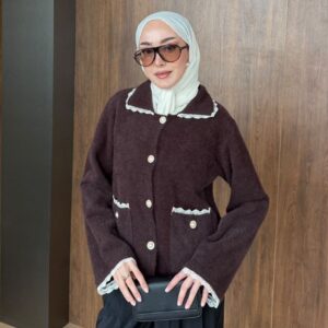 angora sakal düğmeli hırka; yakalı, cepli ve kontrast şerit detaylı. Standart beden, ekru-bordo-siyah-kahve renk seçenekleri.