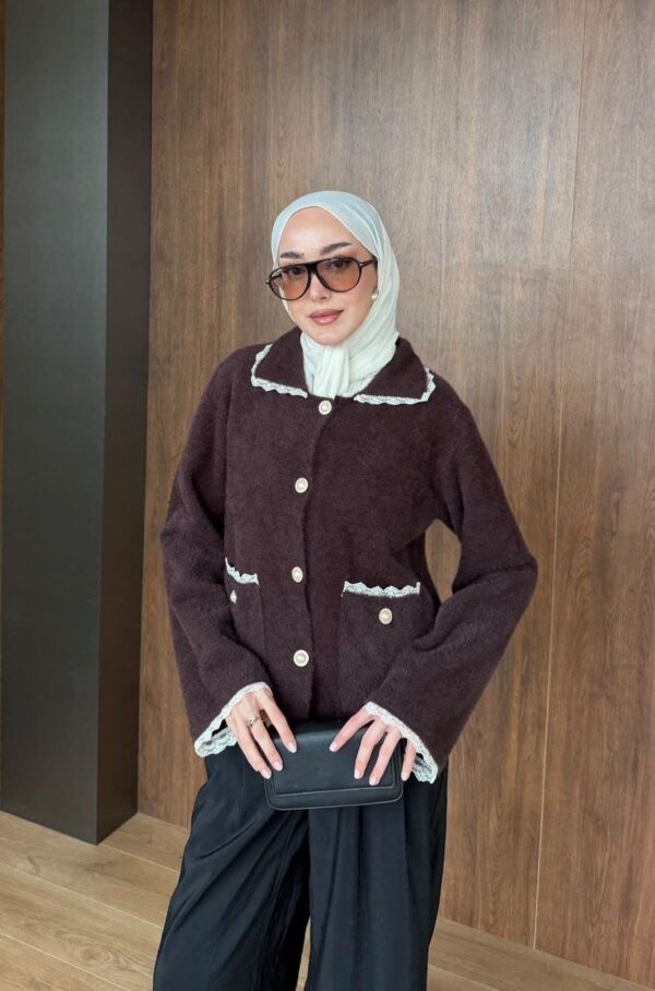 angora sakal düğmeli hırka; yakalı, cepli ve kontrast şerit detaylı. Standart beden, ekru-bordo-siyah-kahve renk seçenekleri.