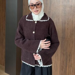 angora sakal düğmeli hırka; yakalı, cepli ve kontrast şerit detaylı. Standart beden, ekru-bordo-siyah-kahve renk seçenekleri.