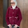 angora sakal düğmeli hırka; yakalı, cepli ve kontrast şerit detaylı. Standart beden, ekru-bordo-siyah-kahve renk seçenekleri.