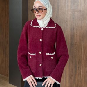 angora sakal düğmeli hırka; yakalı, cepli ve kontrast şerit detaylı. Standart beden, ekru-bordo-siyah-kahve renk seçenekleri.