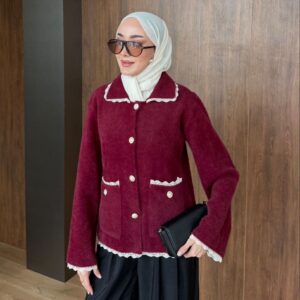 angora sakal düğmeli hırka; yakalı, cepli ve kontrast şerit detaylı. Standart beden, ekru-bordo-siyah-kahve renk seçenekleri.