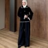 angora sakal düğmeli hırka; yakalı, cepli ve kontrast şerit detaylı. Standart beden, ekru-bordo-siyah-kahve renk seçenekleri.