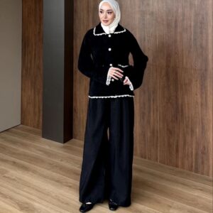 angora sakal düğmeli hırka; yakalı, cepli ve kontrast şerit detaylı. Standart beden, ekru-bordo-siyah-kahve renk seçenekleri.