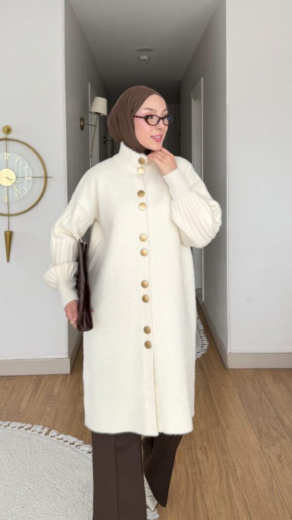 angora sakal uzun düğmeli hırka; dik yaka, gold düğme, balon kol ve standart beden. Ekru, bordo, siyah, kahve renk.