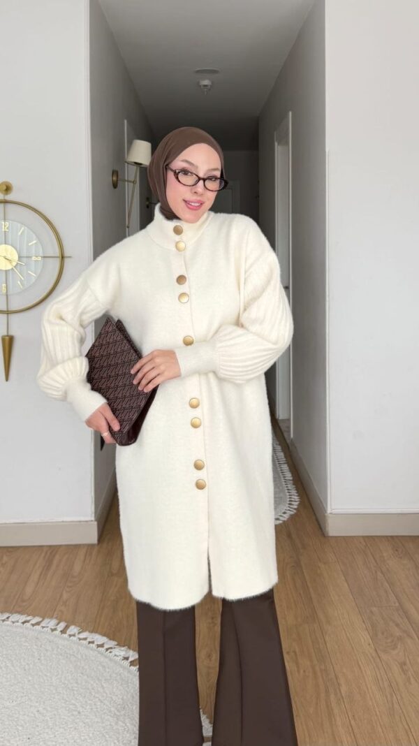 angora sakal uzun düğmeli hırka; dik yaka, gold düğme, balon kol ve standart beden. Ekru, bordo, siyah, kahve renk.