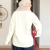 Krem kürk yakalı fermuarlı triko hırka, mavi kot pantolonla günlük kombin