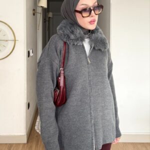 Gri kürk yakalı fermuarlı triko hırka, oversize kesim, koyu pantolonla başörtülü kombin