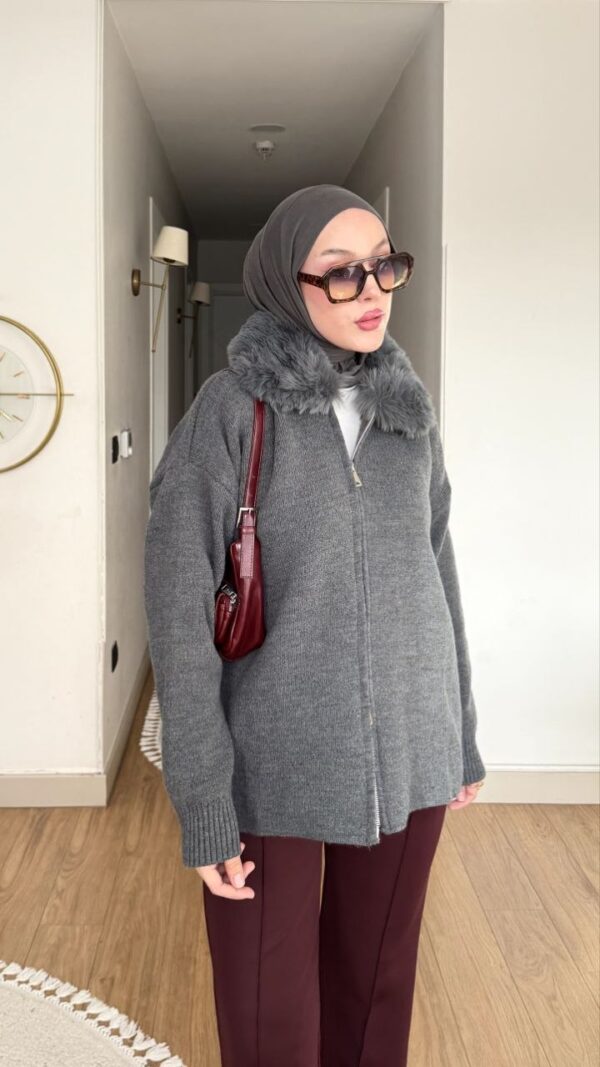 Gri kürk yakalı fermuarlı triko hırka, oversize kesim, koyu pantolonla başörtülü kombin
