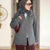Gri kürk yakalı fermuarlı triko hırka, oversize kesim, koyu pantolonla başörtülü kombin