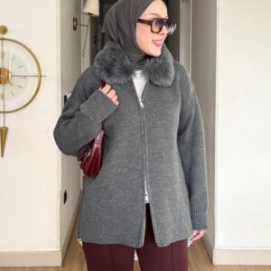 Gri kürk yakalı fermuarlı triko hırka, oversize kesim, koyu pantolonla başörtülü kombin